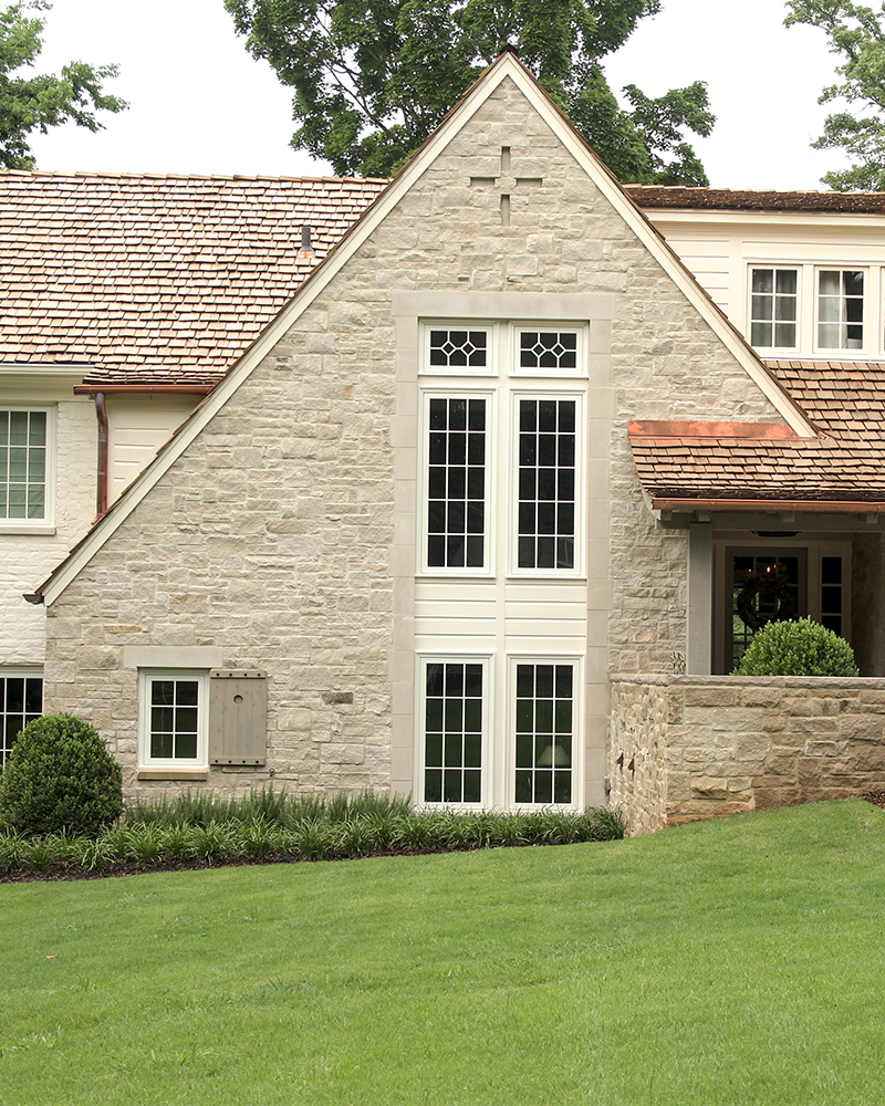 Random Pattern Splitfaced Indiana Limestone Veneer with Indian aLImestone Window Surround