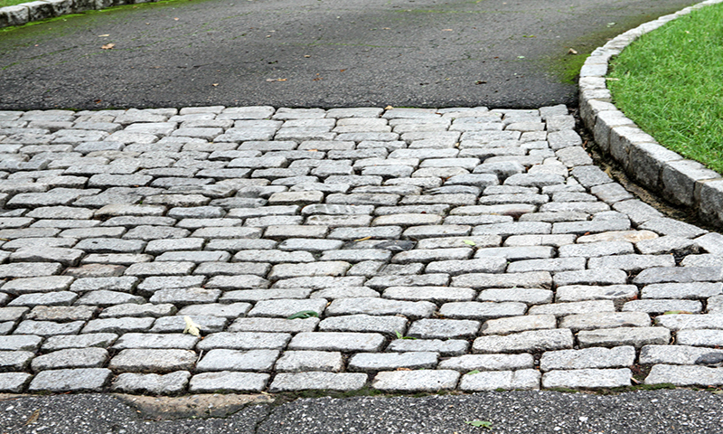 1DA Salt and Pepper Granite Cobblestone Driveway Apron 