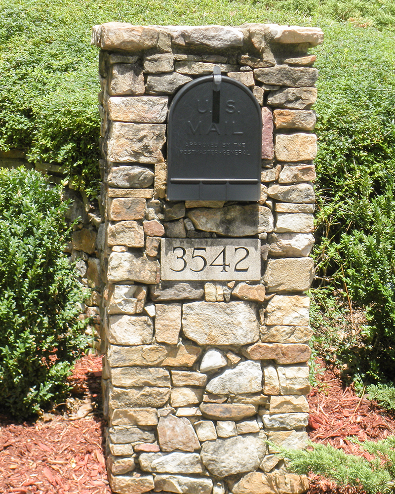 Medium Stack Moss Rock (Fieldstone) Mailbox